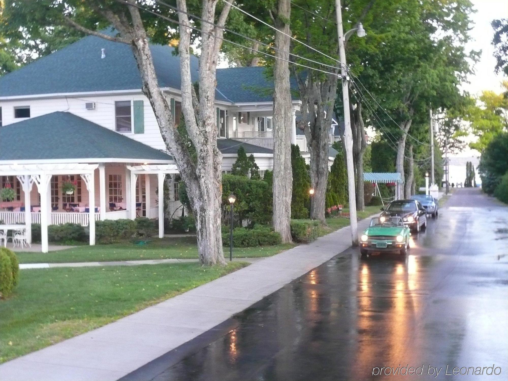 Colonial Inn Harbor Springs Exterior photo