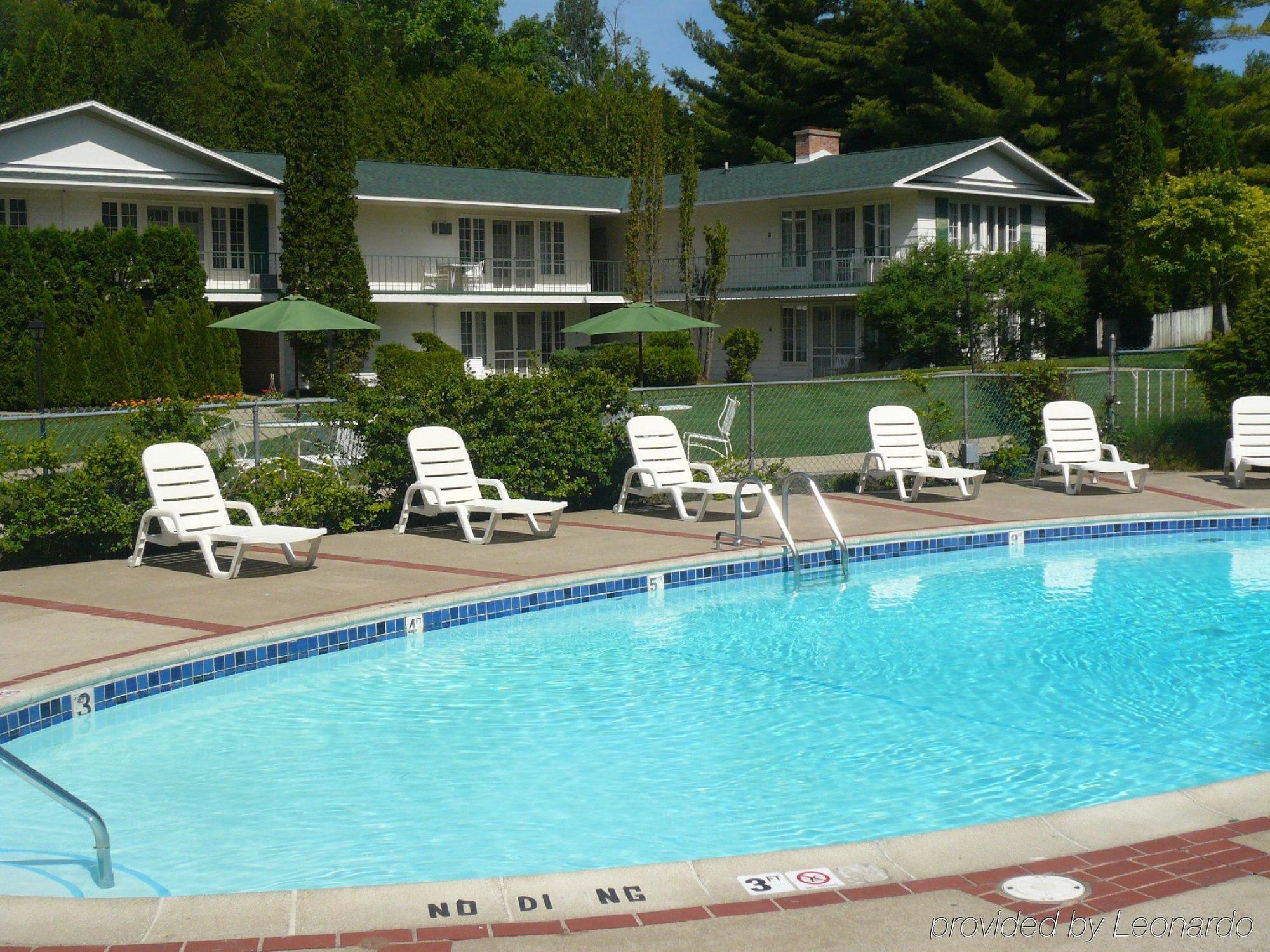 Colonial Inn Harbor Springs Exterior photo