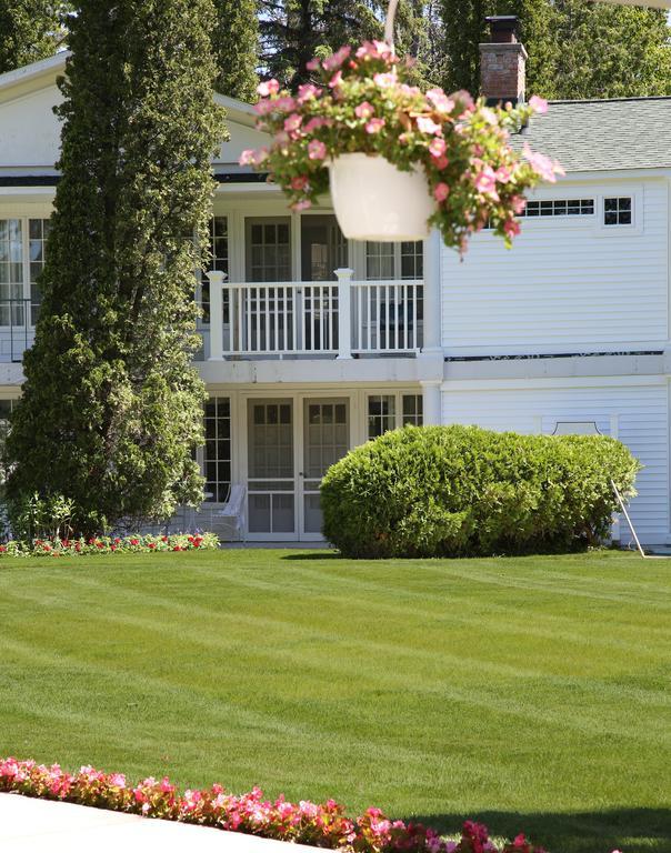 Colonial Inn Harbor Springs Exterior photo