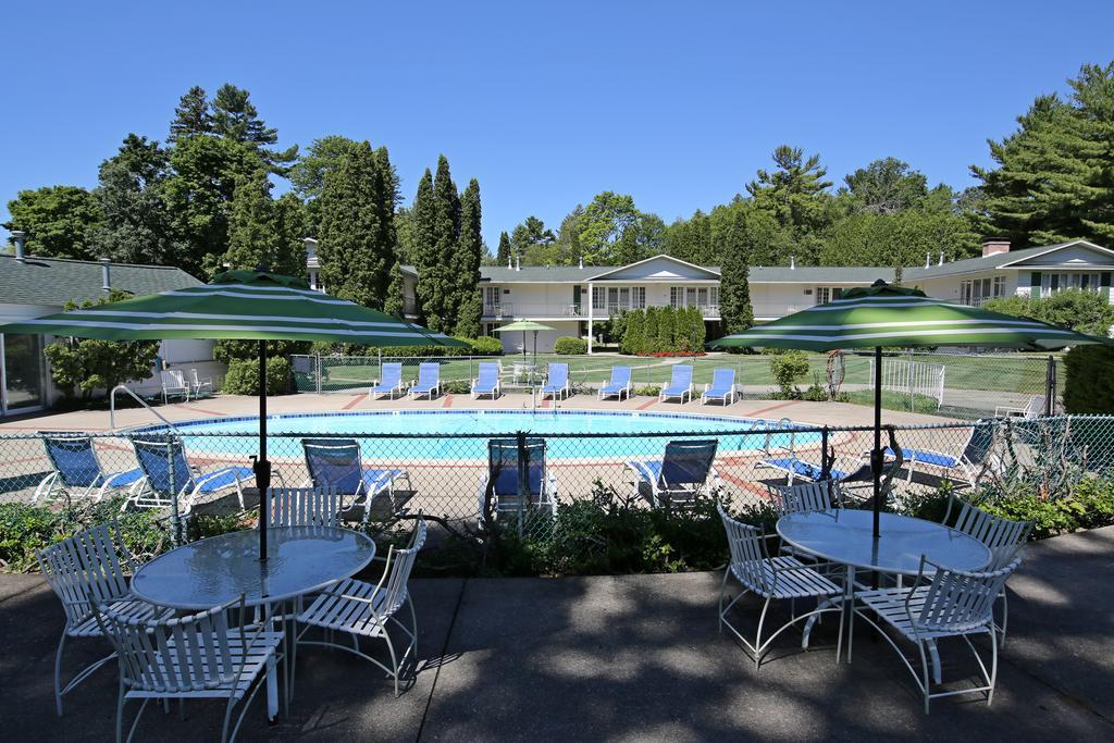 Colonial Inn Harbor Springs Exterior photo