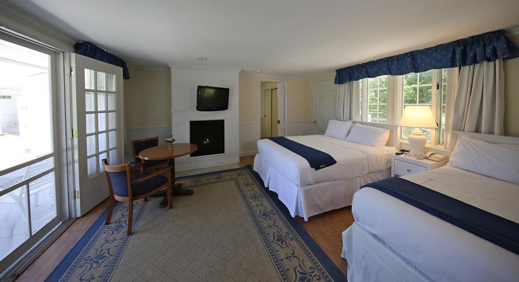 Colonial Inn Harbor Springs Room photo