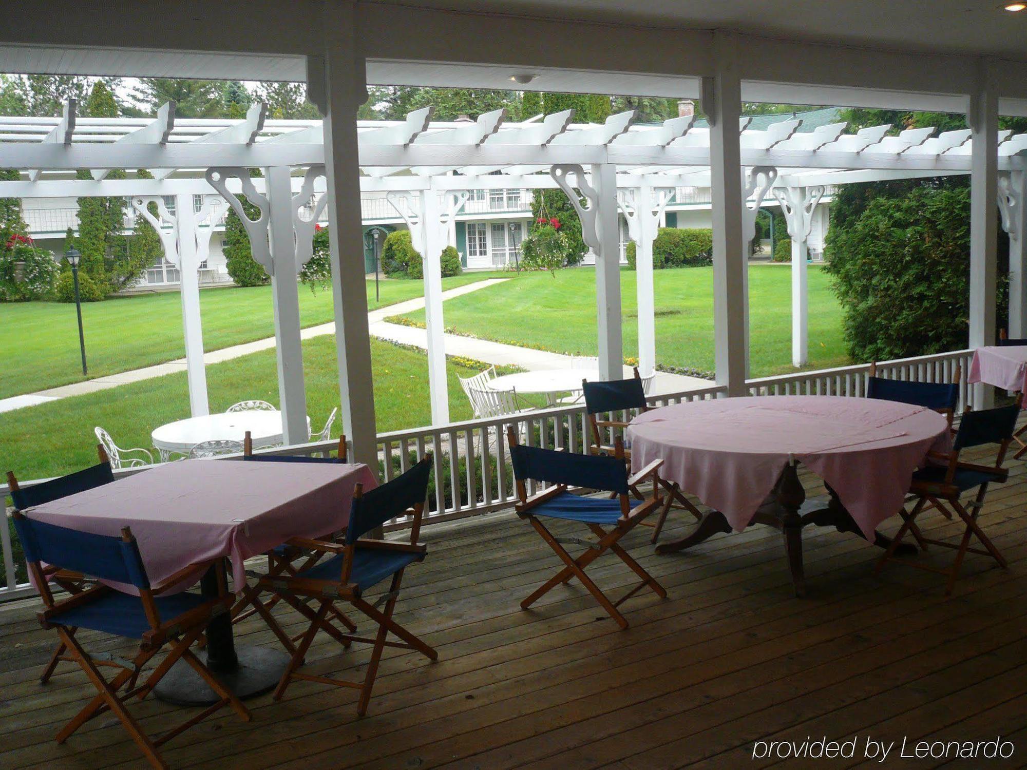 Colonial Inn Harbor Springs Exterior photo