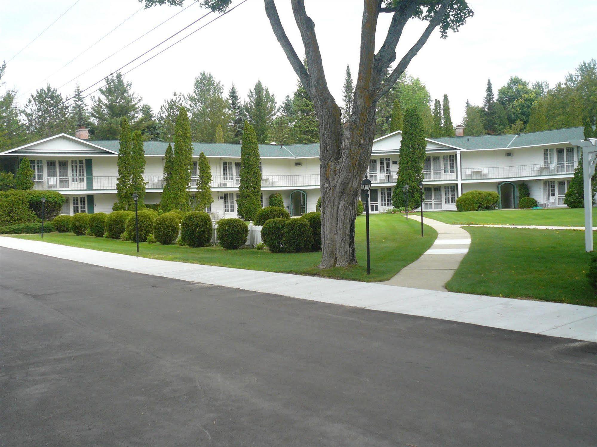 Colonial Inn Harbor Springs Exterior photo